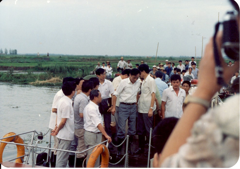 1991年7月8日上海市委书记吴邦国离船登岸来到莲盛乡钱盛塘坝堤