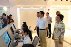 2016年8月18日市委书记韩正调研上海熊猫机械（集团）有限公司赵惠琴书记陪同.JPG